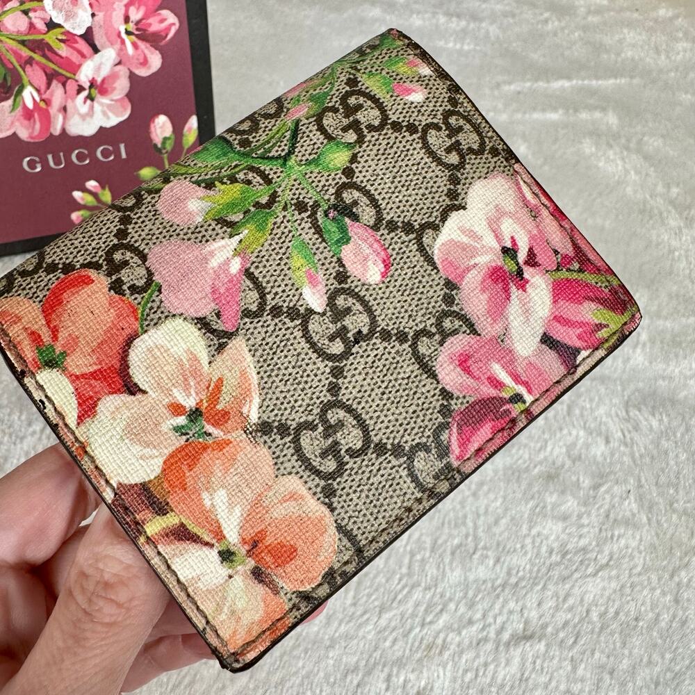 Gucci Flora Compact Wallet, Wristlet clutch GOOD USED! BEAUTIFUL! With chain - Picture 4 of 16